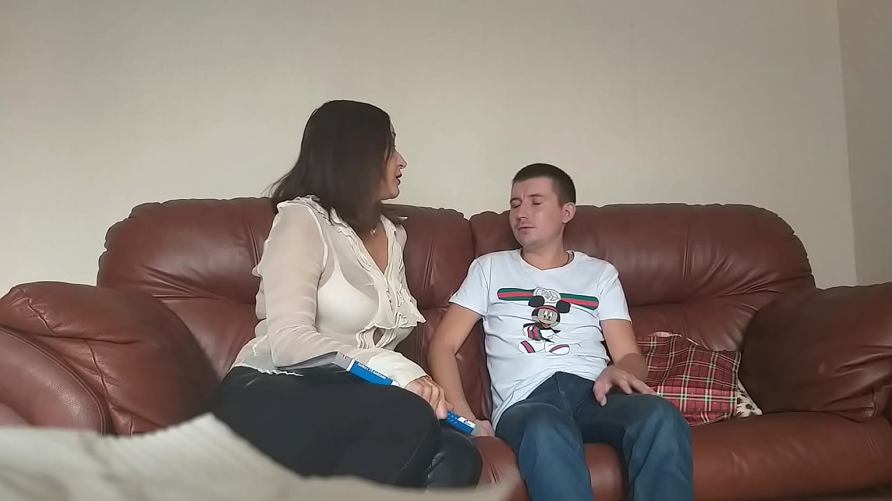 Mudzidzi anonyara akarova mudzidzisi asingagutsikane (Milf Alina Tumanova)