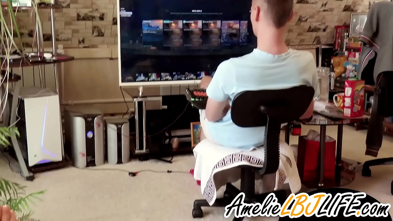 Musikana anoita bonyora nechitoyi chebonde kuti mukomana atambe mitambo yepakombiyuta