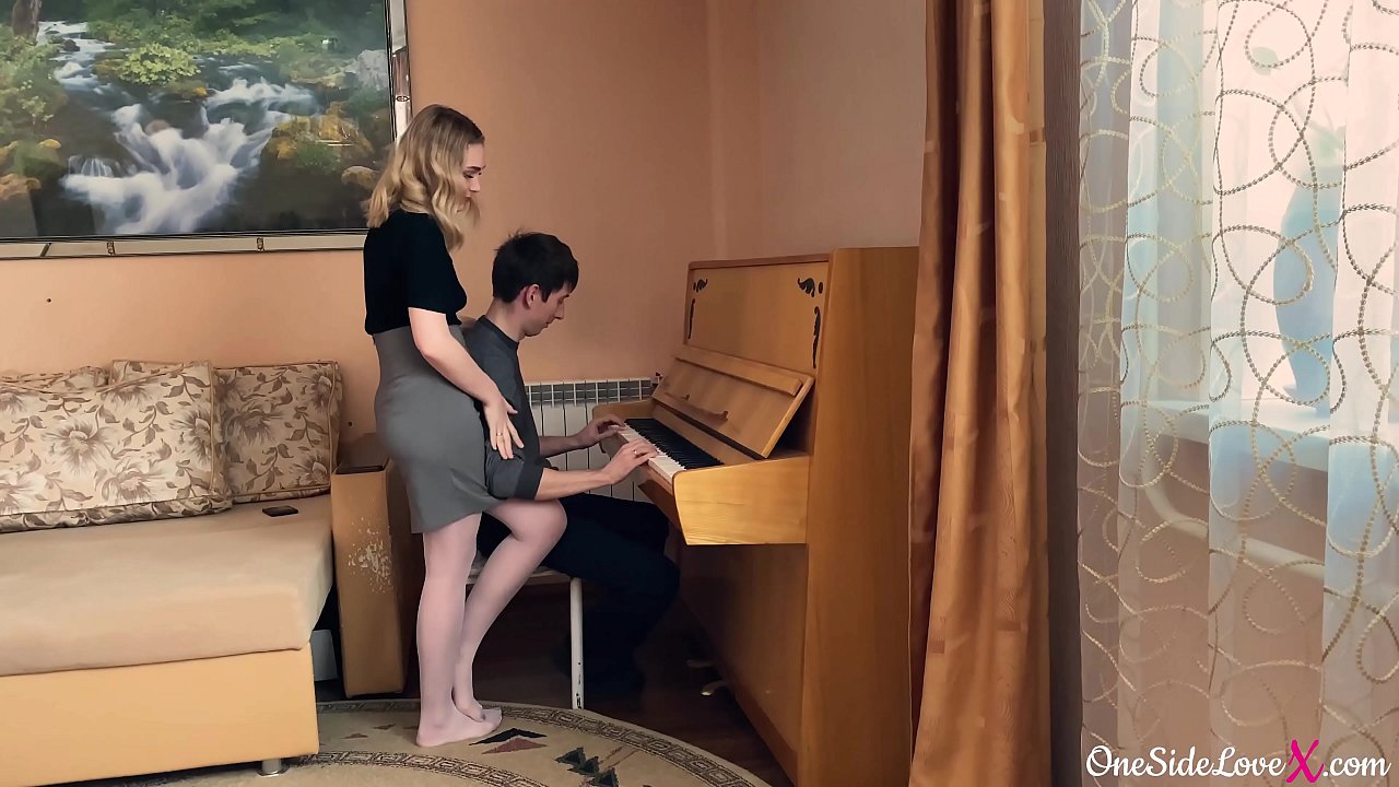 Mudzidzisi wepiyano akayamwa mboro yemudzidzi wake zvakadzika ndokumusvira.