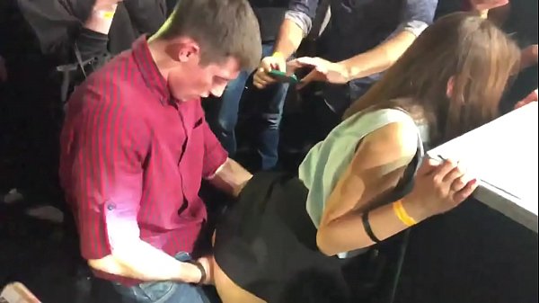 Bonde chairo muRussian nightclub. Musikana weRussia ane makore 18 ari mu anus uye bonde akanyura munightclub